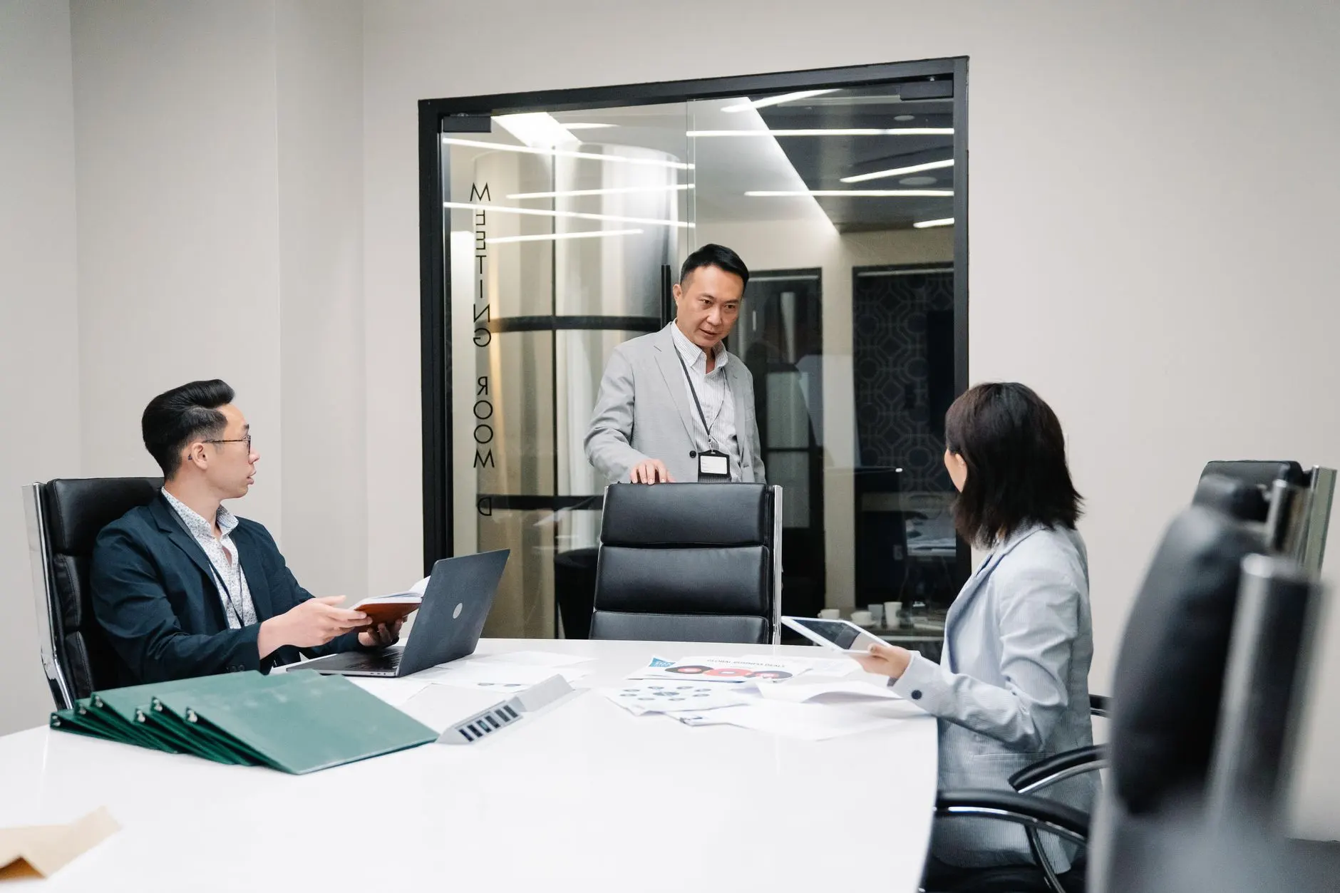 臻玮商务服务产品型号对比:工商注册与代理记账方案